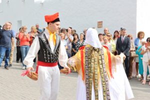 Pareja bailando en una fiesta tradicional en Sant Rafel