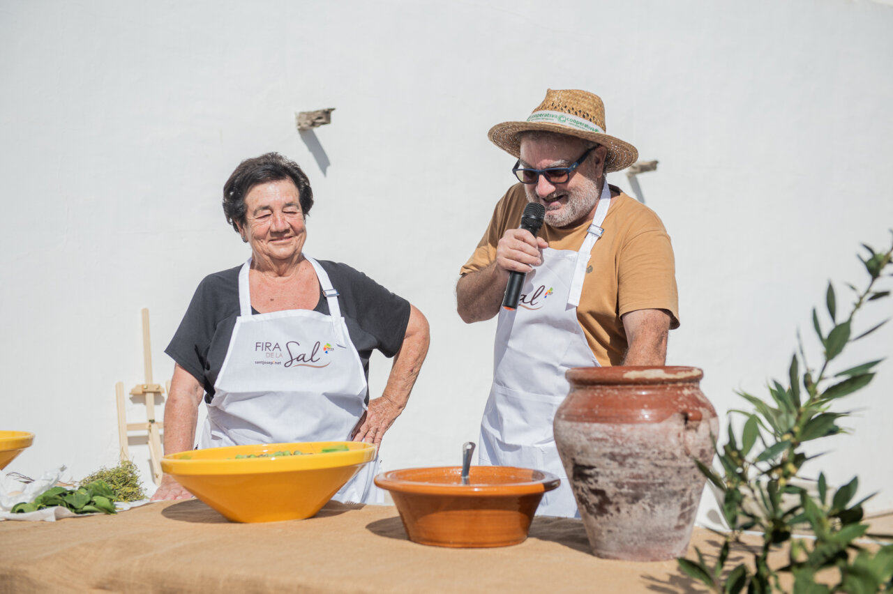 Dos personas participando en la Fira de la Sal en Sant Josep.