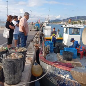 Personas observando actividades pesqueras en Formentera