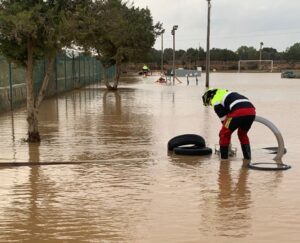 Inundación en Formentera con personal de emergencia trabajando