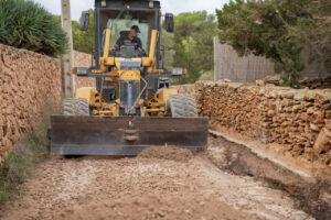 Máquina trabajando en la reparación de caminos en Formentera