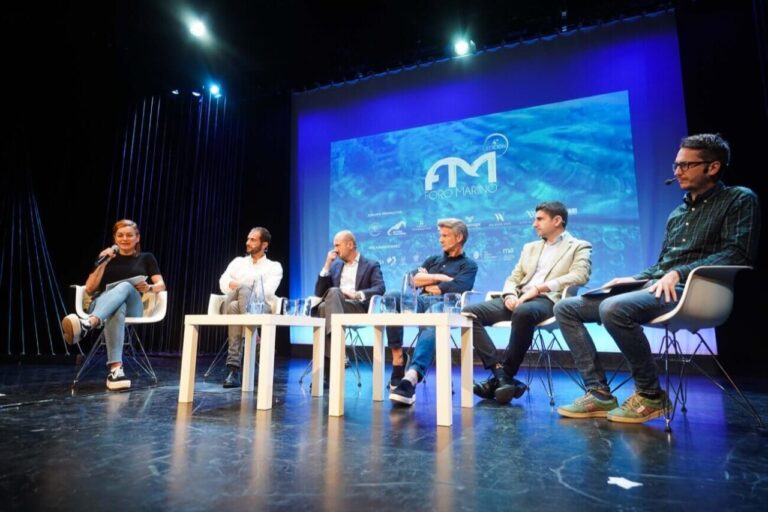 Panel de discusión en el Foro Marino de Ibiza con varios ponentes