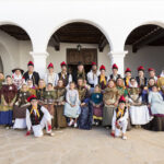Grupo de personas vestidas con trajes tradicionales de Ibiza en celebración.