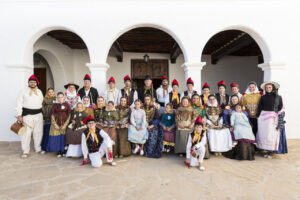 Grupo de personas vestidas con trajes tradicionales de Ibiza en celebración.