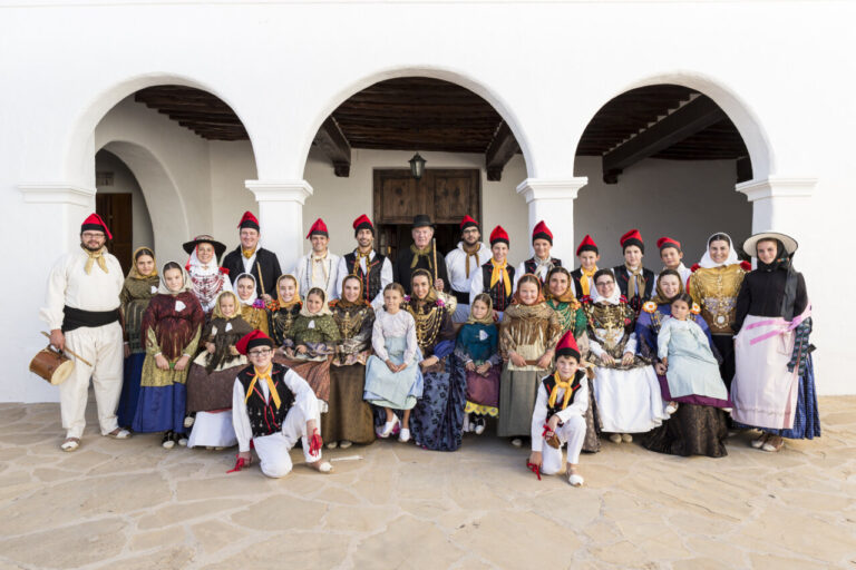 Grupo de personas vestidas con trajes tradicionales de Ibiza en celebración.