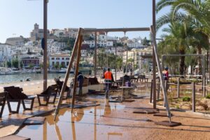Trabajadores limpiando el área afectada por la tormenta en Ibiza