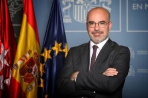 Retrato oficial de Fran Martín con banderas de España y la UE.