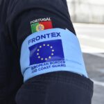 Agente de Frontex con insignia de la policía y bandera de Portugal