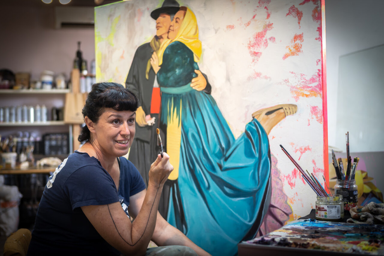 Aïda Miró en su estudio trabajando en una pintura colorida