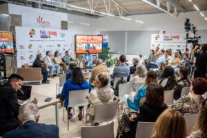 Panel de discusi&oacute;n en el HIC Summit 2025 sobre gastronom&iacute;a y sostenibilidad.