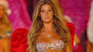 Gisele Bündchen desfilando en el Victoria's Secret Fashion Show con alas rojas