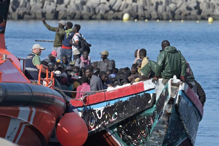 Grupo de migrantes en una embarcación cerca de la costa