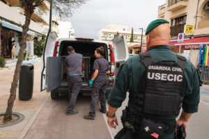 Miembros de la Guardia Civil realizando una investigaci&oacute;n en Formentera.