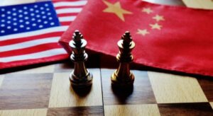 Reyes de ajedrez sobre un tablero con banderas de EE. UU. y China