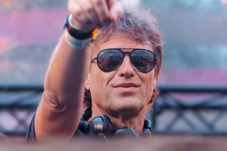 Hernán Cattáneo actuando en un evento al aire libre en Ibiza