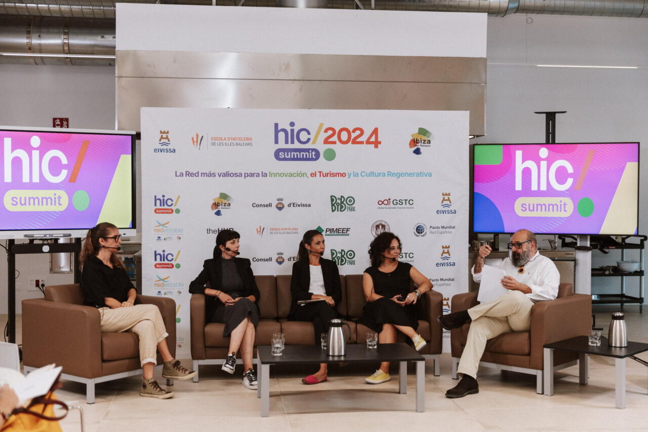 Panel de discusión en el HIC Summit 2025 en Ibiza con varios ponentes.