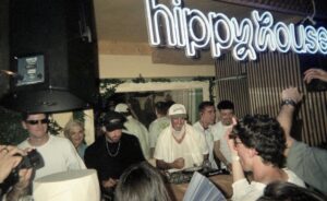 Grupo de personas disfrutando en el evento Hippy House en Ibiza.