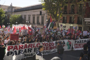 Manifestantes sosteniendo pancartas en apoyo al pueblo palestino durante la huelga.