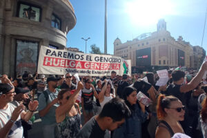 Manifestantes sosteniendo pancartas durante la huelga general en apoyo a Palestina
