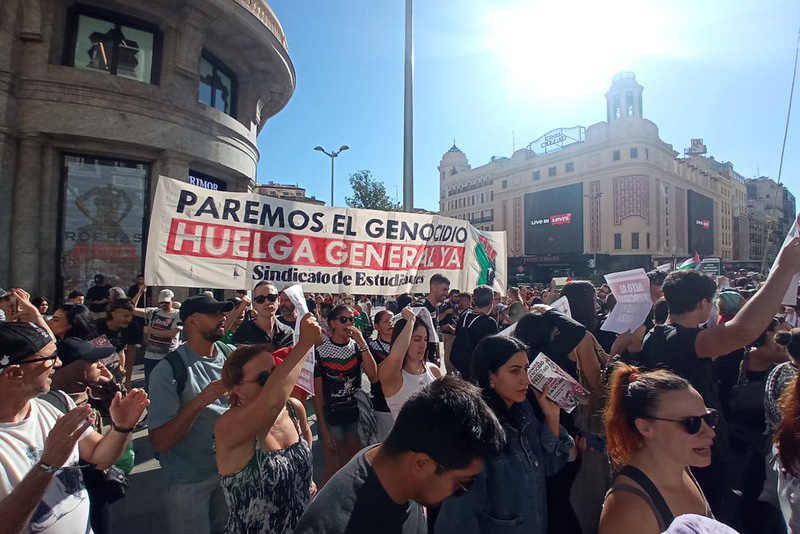 Manifestantes sosteniendo pancartas durante la huelga general en apoyo a Palestina