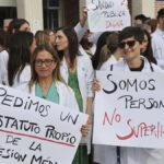 Médicos en huelga sosteniendo carteles sobre sus derechos laborales