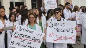 Médicos en huelga sosteniendo carteles sobre sus derechos laborales