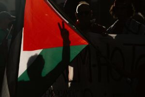 Protesta con bandera palestina y símbolo de paz en Ibiza