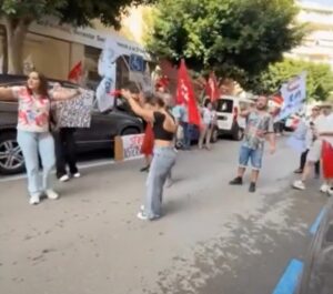 Protesta de trabajadores de residencias en Ibiza con pancartas y banderas.