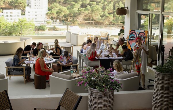 Grupo de personas participando en un taller de arte en Cala Llonga