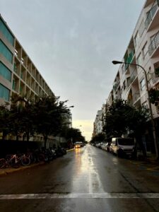 Avenida España de Ibiza la mañana del sábado con lluvia y cielo nublado durante alerta naranja