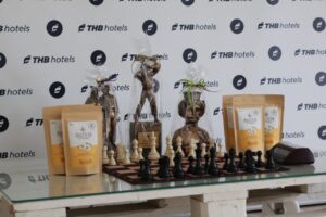 Trofeos y premios del Ibiza Chess Festival sobre una mesa