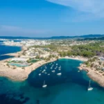 Vista aérea de Ibiza con aguas contaminadas y barcos en la costa