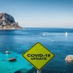 Vista de Ibiza con señal de actualización sobre COVID-19