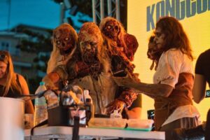 Participantes disfrazados de monstruos en el Festival de Halloween en Ibiza