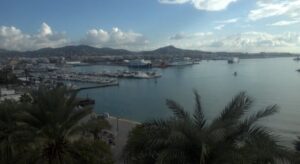 Vista del puerto de Ibiza con nubes y barcos en el agua