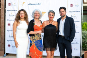 Grupo de personas en evento de lujo en Ibiza