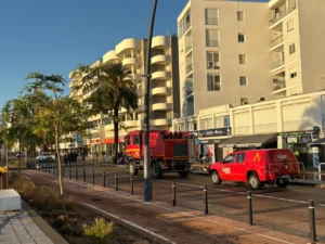 Veh&iacute;culos de emergencia en una calle de Ibiza tras la reapertura del tr&aacute;fico
