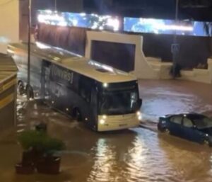 Autobús en una calle inundada de Ibiza tras la lluvia