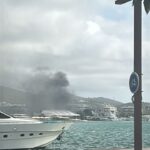 Incendio en la Marina de Ibiza con humo negro visible desde el puerto.