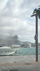 Incendio en la Marina de Ibiza con humo negro visible desde el puerto.