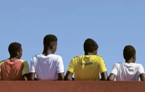 Grupo de j&oacute;venes observando el horizonte en un entorno urbano