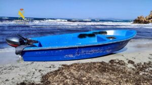 Barco de migrantes varado en la playa de Migjorn, Formentera