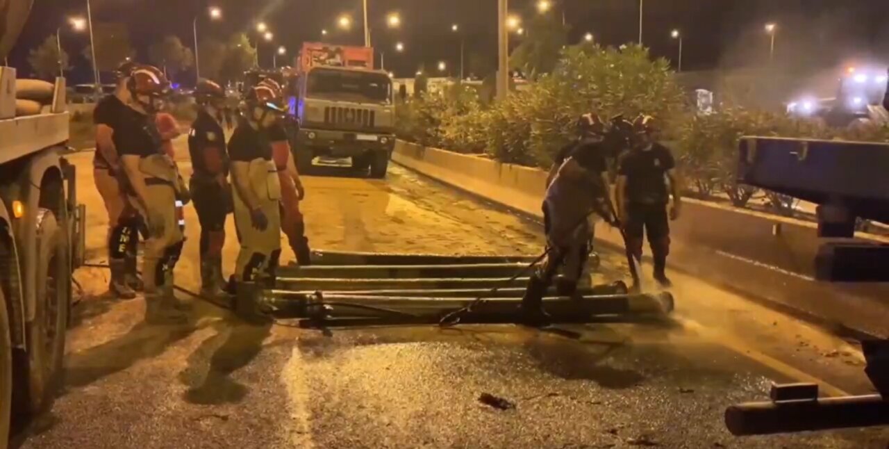 Bomberos trabajando en una intervención nocturna en la carretera