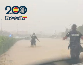 Agentes de la Policía Nacional en una calle inundada en Ibiza