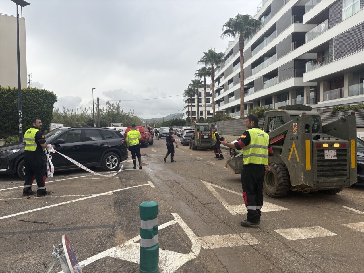 Intervención de la UME en una calle de Ibiza con vehículos y personal