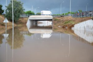 Inundación en la autovía del aeropuerto de Ibiza tras lluvias intensas.