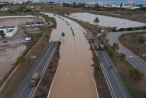Vista aérea de una calle inundada en Ibiza tras fuertes lluvias.