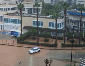 Vista de inundación en Ibiza con un coche patrulla