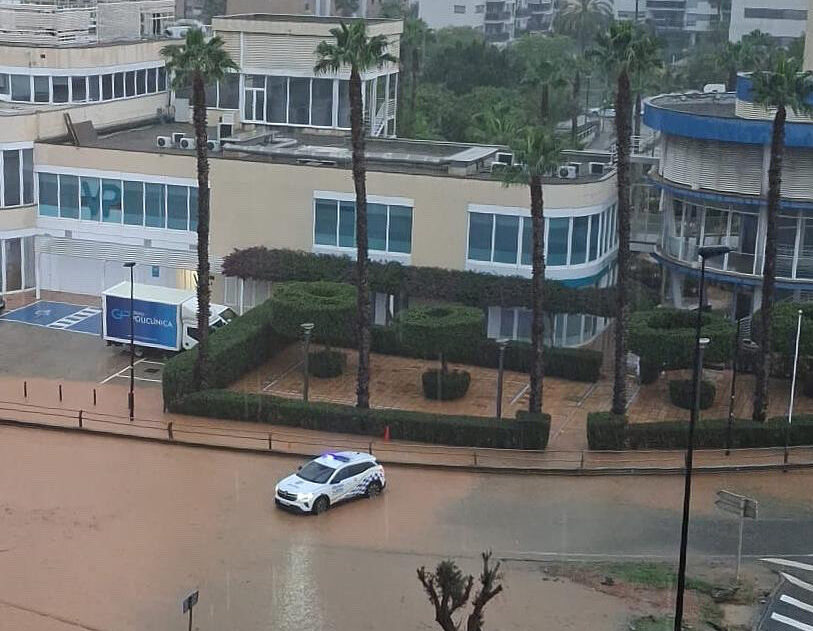 Vista de inundación en Ibiza con un coche patrulla