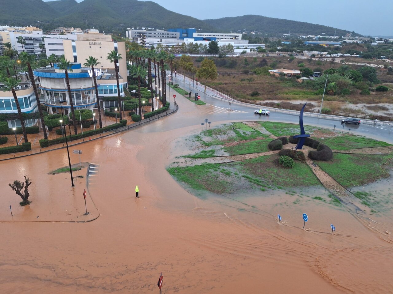 Vista de inundaciones en Ibiza con edificios y árboles sumergidos